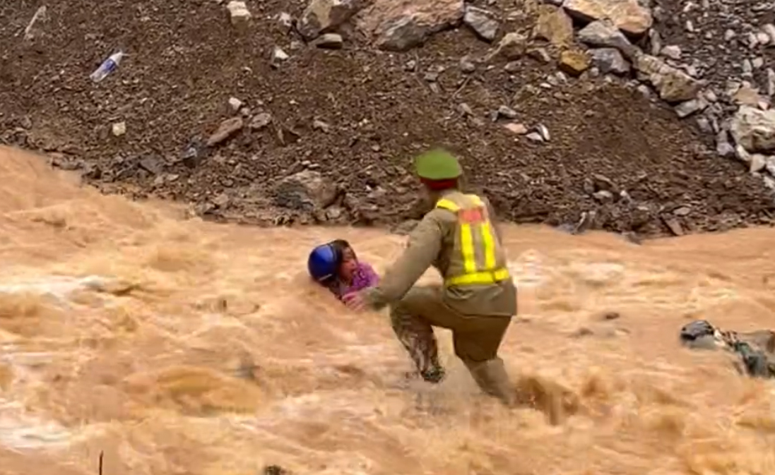 Hà Giang: Chiến sĩ Công an lao xuống dòng nước lũ cứu dân